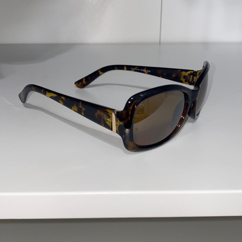 Women’s Tortoise Shell Chunky Round Sunglasses